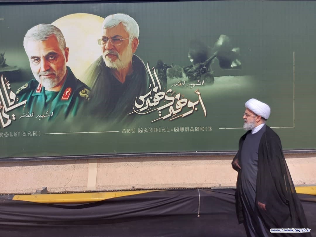 ادای احترام دبیرکل مجمع تقریب به یادمان شهیدان سلیمانی و المهندس در فرودگاه بغداد