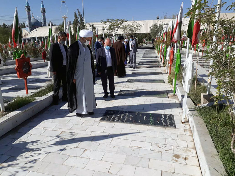 ادای احترام دبیرکل مجمع تقریب به مقام شامخ شهدای زاهدان