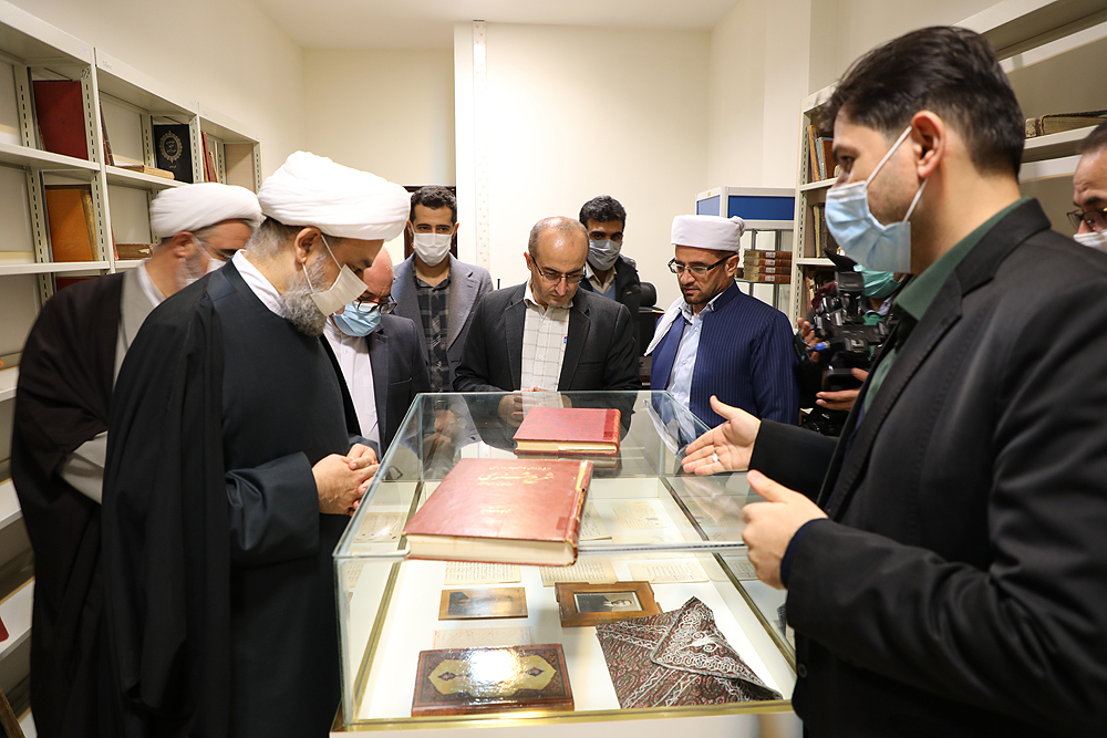 بازدید دکتر شهریاری از کتابخانه مرکزی امام خامنه ای در سنندج