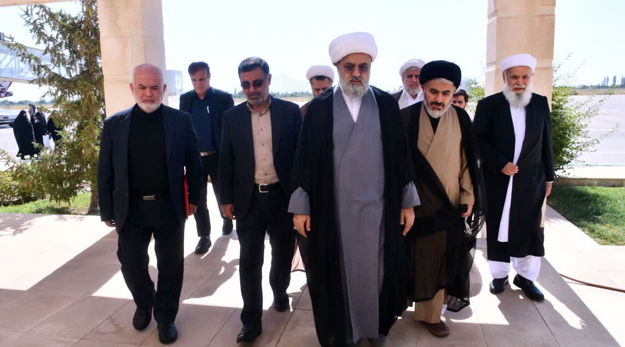 استقبال از دبیر کل مجمع تقریب در فرودگاه ارومیه