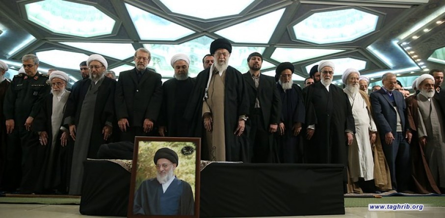 الامام الخامنئي يقيم الصلاة على جثمان آية الله هاشمي شاهرودي