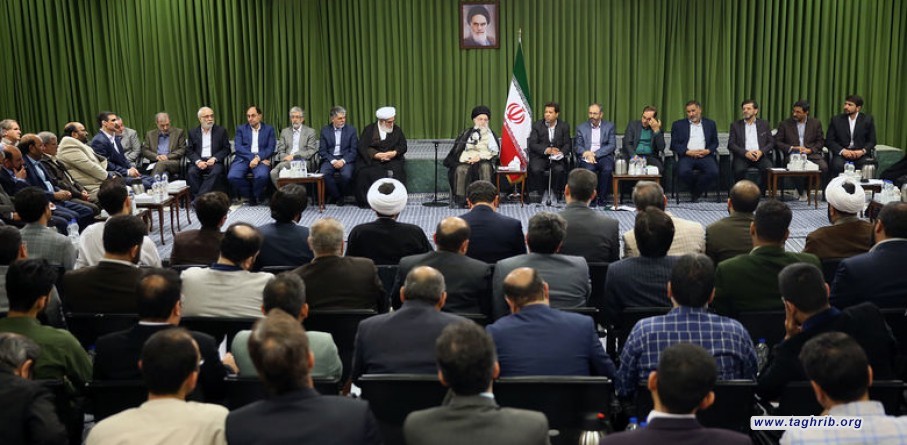 الامام الخامنئی : تقدم تیار شعر الثورة یبعث على الامل
