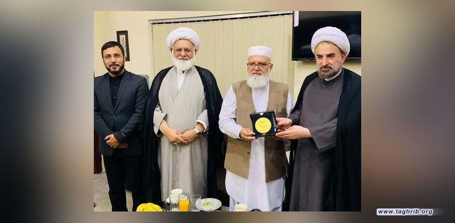 الدكتور مختاري یقدم دعوة رسمية من قبل آیة الله الاراکی إلى "لیاقت بلوش" لحضوره فی المؤتمر الوحدة الاسلامیة