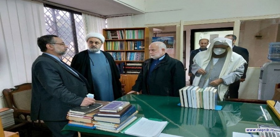 الدكتور شهرياري يتفقد مركز البحوث والدراسات الفارسية بين ايران وباكستان