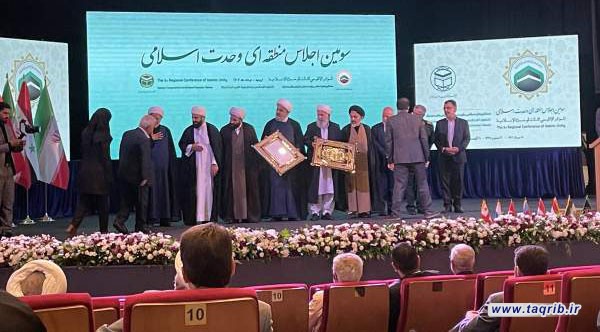 آیین تقدیر از خانواده‌های ماموستا محمودی و ماموستا بیضاوی برگزار شد